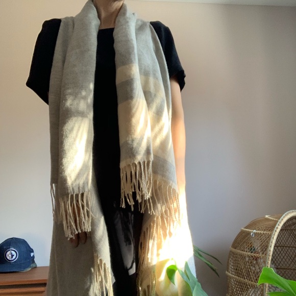 🧁HostPick🧁Grey&Cream Fringe Vest/Shawl One Size - Picture 6 of 7